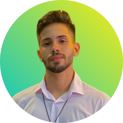Foto de Ryan Pedro, usando camisa, barba e fundo colorido.